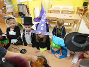 Halloweenský čarodějný den s karnevalem